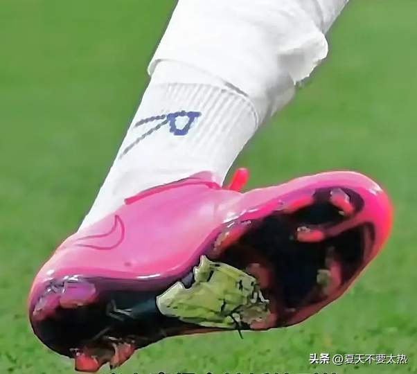 伊朗足球英雄穿“补丁鞋”破门,LOL赛场上的“破烂装备”战术亮了